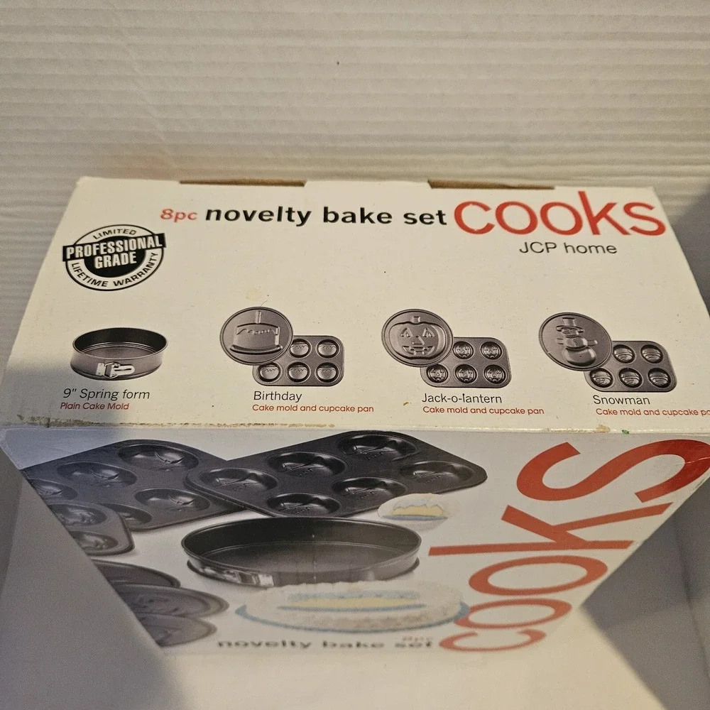 New Cooks 8-Piece Holiday Cast Nonstick Baking Pan Set Bday JackOLantern Snowman